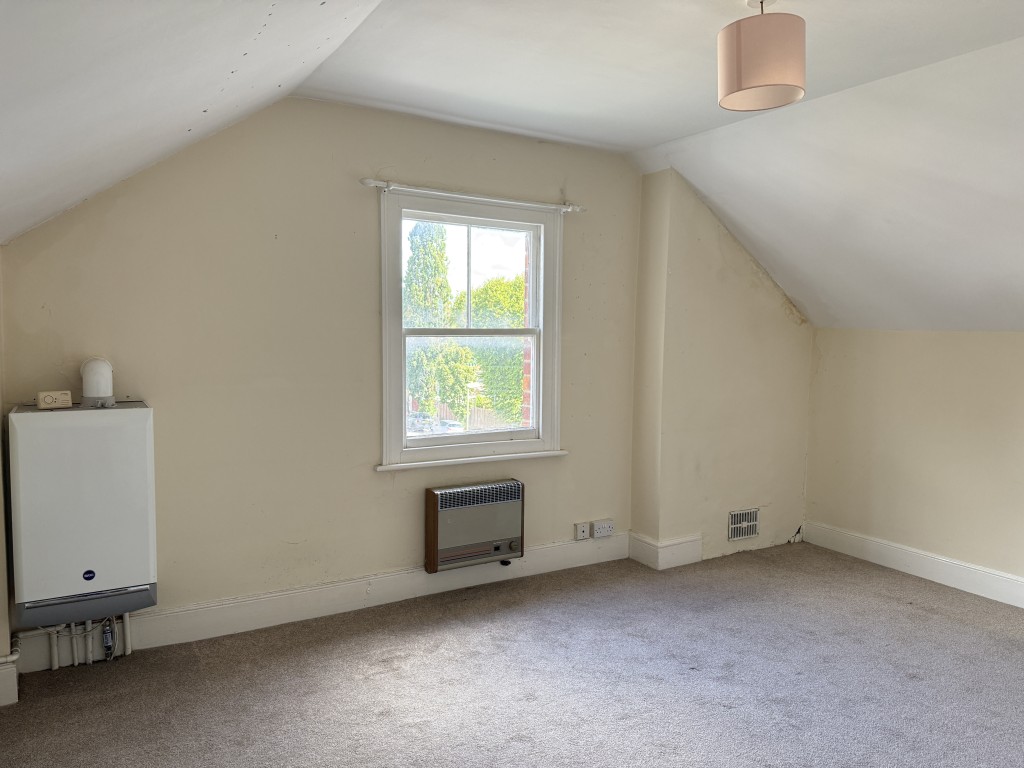 Lot: 28 - ONE-BEDROOM LEASEHOLD FLAT IN NEED OF IMPROVEMENT WITH SHARE OF FREEHOLD - Bedroom with window